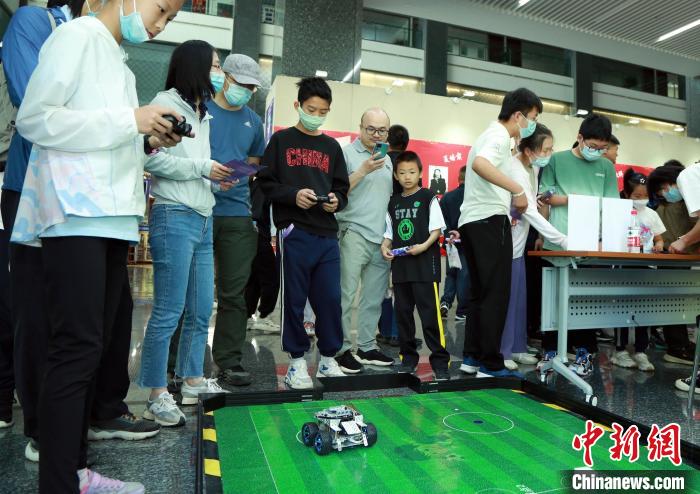 中科院計(jì)算所“神計(jì)妙算”公眾科學(xué)日活動(dòng)現(xiàn)場(chǎng)?！≈锌圃河?jì)算所 供圖