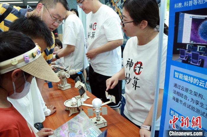 中科院計(jì)算所“神計(jì)妙算”公眾科學(xué)日活動(dòng)現(xiàn)場(chǎng)。　中科院計(jì)算所 供圖