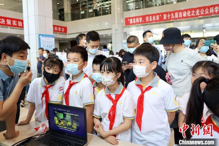 中科院自動(dòng)化所“自動(dòng)化之光”公眾科學(xué)日活動(dòng)現(xiàn)場(chǎng)?！≈锌圃鹤詣?dòng)化所 供圖