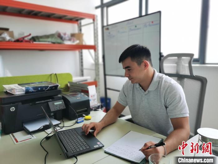 李浩宇正在辦公?！↑h田野 攝