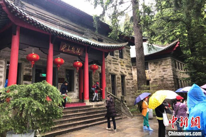 圖為在廬山抗戰(zhàn)博物館外，有不少等待參觀的游客?！蛆i泉 攝
