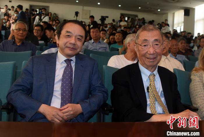 高能論壇開始前，丁肇中先生(右)與主持論壇的中科院高能所所長(zhǎng)王貽芳院士合影?！?lt;a target='_blank' href='/'><p  align=