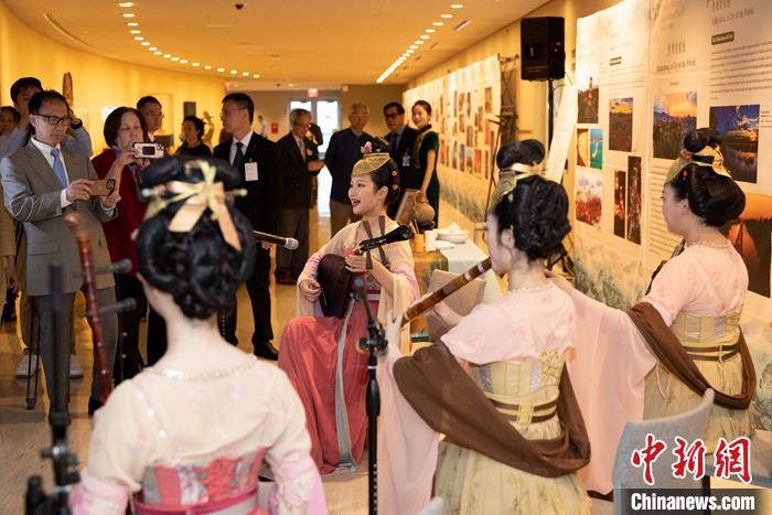 當(dāng)?shù)貢r(shí)間5月19日，中國(guó)常駐聯(lián)合國(guó)代表團(tuán)、中國(guó)文化和旅游部、泉州市人民政府在紐約聯(lián)合國(guó)總部聯(lián)合舉辦“茶和天下·雅集”主題展覽和招待會(huì)。圖為展覽現(xiàn)場(chǎng)泉州南音表演。 <a target='_blank' href='/' _fcksavedurl='/'><p  align=