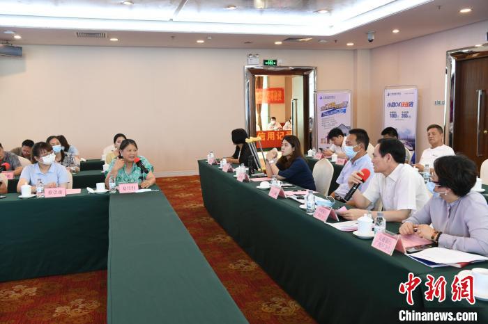 圖為中國(guó)銀行廣西分行代表在回應(yīng)桂林歸義生態(tài)農(nóng)業(yè)有限公司總經(jīng)理夏月紅的貸款需求?！∈Y雪林 攝