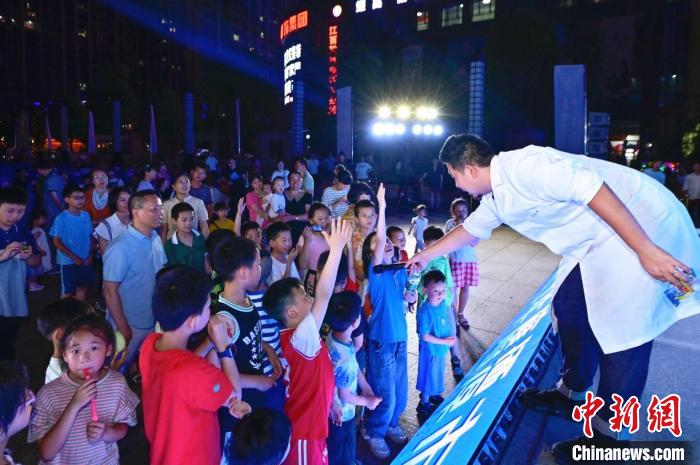 2023年鷹潭市“好奇心”科普節(jié)吸引了不少孩子踴躍參與。　主辦方 供圖