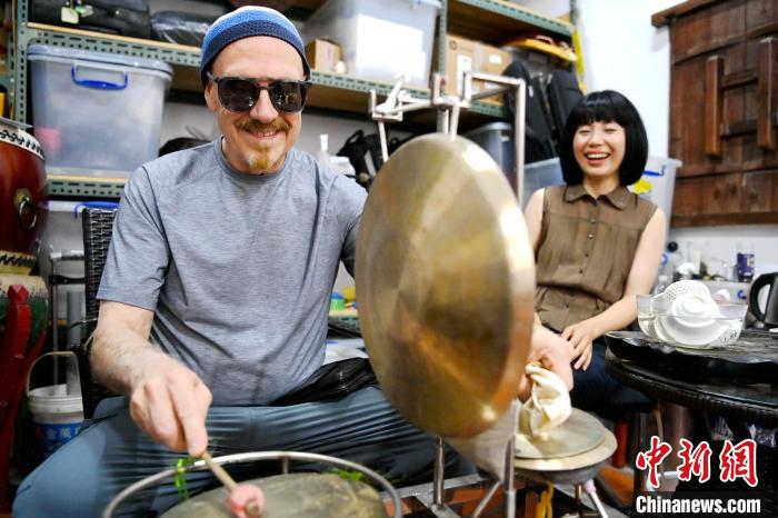 代表團成員在漳州木偶表演館開展文化藝術(shù)交流活動?！埥鸫?攝