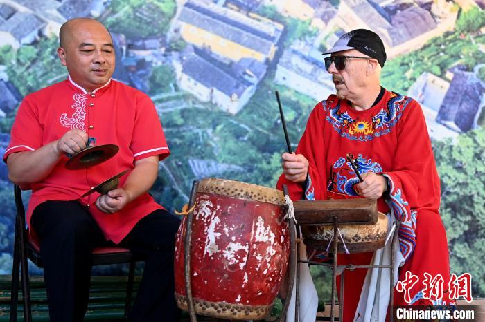 代表團成員在漳州市南靖縣與當?shù)孛耖g樂隊臨時組隊?！埥鸫?攝