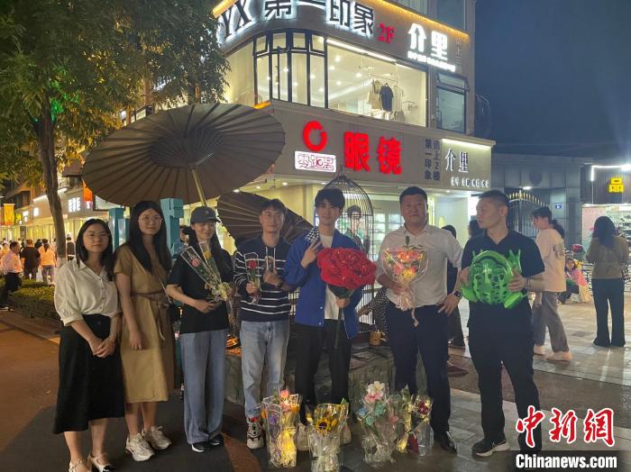 在東陽(yáng)橫店，宣講團(tuán)導(dǎo)師、成員與橫店演員(右三)合影?！?東陽(yáng)市融媒體中心 供圖