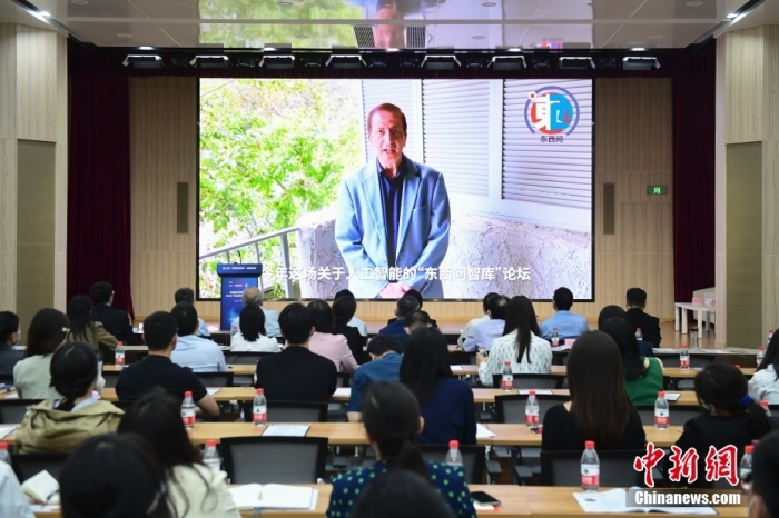 5月30日，<a target='_blank' href='/'>中新社</a>第二屆“東西問智庫(kù)”主題論壇在北京舉行，多位中外專家圍繞“AI革命與文明進(jìn)化”展開討論。圖為美國(guó)加州理工學(xué)院電氣工程和計(jì)算機(jī)科學(xué)教授、人工智能專家亞瑟·阿布-穆斯塔法通過視頻在論壇上作主旨演講。<a target='_blank' href='/'>中新社</a>記者 田雨昊 攝