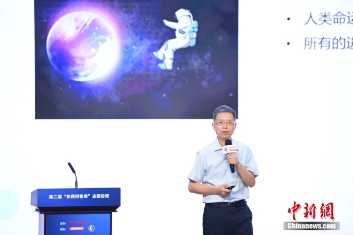 5月30日，<a target='_blank' href='/'>中新社</a>第二屆“東西問智庫(kù)”主題論壇在北京舉行，多位中外專家圍繞“AI革命與文明進(jìn)化”展開討論。圖為北京大學(xué)新聞與傳播學(xué)院教授胡泳在論壇上作主旨演講。<a target='_blank' href='/'>中新社</a>記者 田雨昊 攝