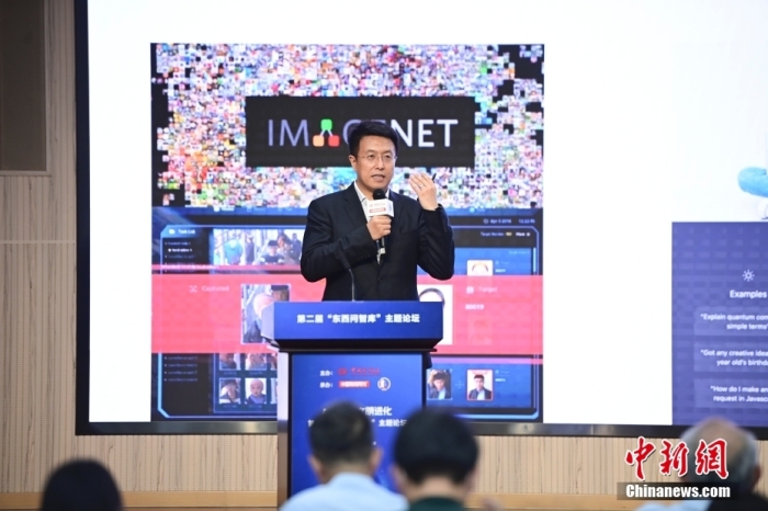 5月30日，<a target='_blank' href='/'>中新社</a>第二屆“東西問智庫(kù)”主題論壇在北京舉行，多位中外專家圍繞“AI革命與文明進(jìn)化”展開討論。圖為商湯智能產(chǎn)業(yè)研究院創(chuàng)始院長(zhǎng)田豐在論壇上作主旨演講。<a target='_blank' href='/'>中新社</a>記者 田雨昊 攝