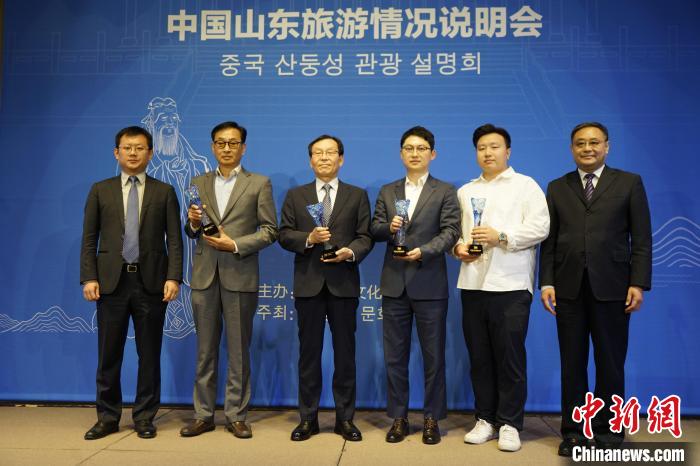 為“好客山東”旅游大使授牌?！⑿?攝