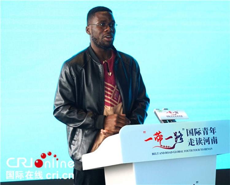 國際青年代表奕曉龍發(fā)言。賈親親 攝