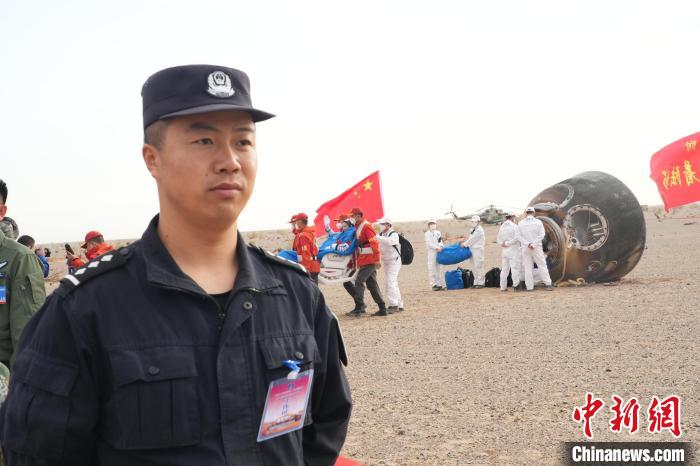 圖為阿拉善邊境管理支隊民警在著陸場開展安保工作?！埥?攝