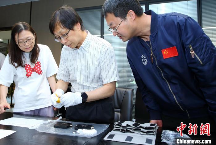 科研人員查看隨神舟十五號返回地面的空間科學實驗樣品。　中科院空間應用中心 供圖