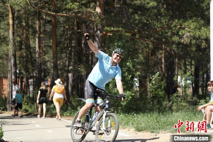 當?shù)貢r間4日，哈外交部副部長羅曼·瓦西連科在騎行活動中?！喰琶貢幑﹫D