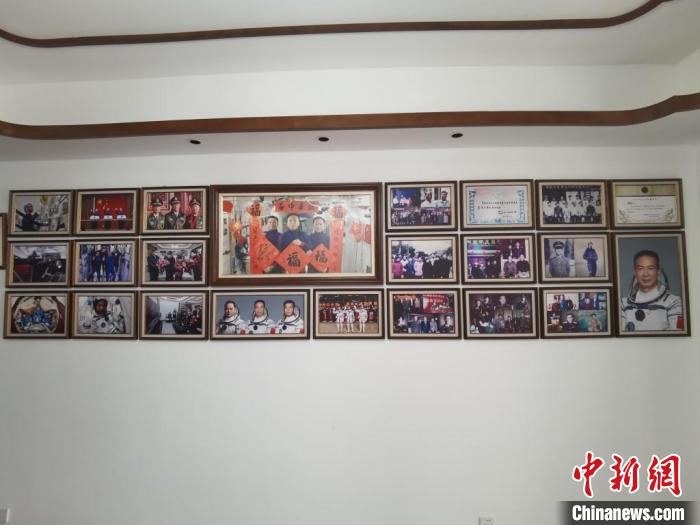 家中的照片墻上，新增了費俊龍此次飛天的照片。　鐘升 攝