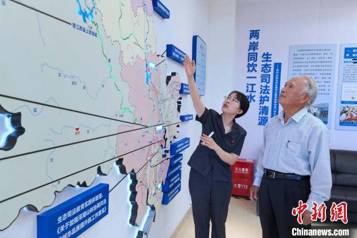 金門同胞參觀金門供水水源生態(tài)司法保護基地?！O虹 攝