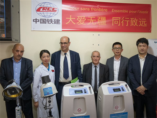 中國鐵建阿爾及利亞公司向當?shù)蒯t(yī)院捐贈醫(yī)療物資。鐵建國際供圖