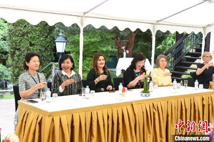 圖為嘉賓品味烏龍茶?！“亓种袊幕行墓﹫D。