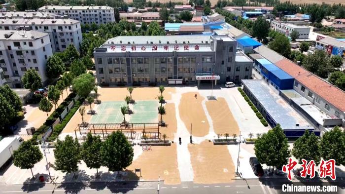 德州陵城區(qū)開放1297處鎮(zhèn)村公共場(chǎng)地，緩解農(nóng)民曬糧難題?！×瓿菂^(qū)委宣傳部供圖