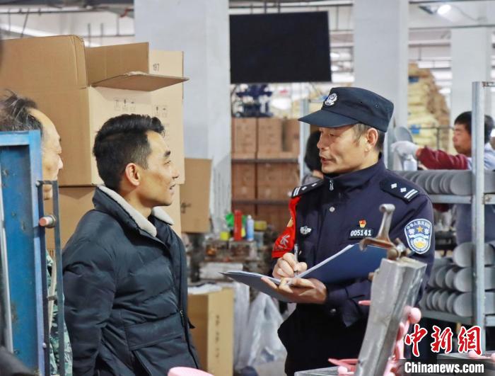 3月30日，大興派出所民警來到轄區(qū)中小企業(yè)，開展“為民為企為項目”走訪活動?！『戏示焦﹫D