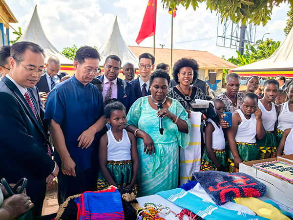 中國駐烏干達大使張利忠（右二）出席活動。 田雨攝