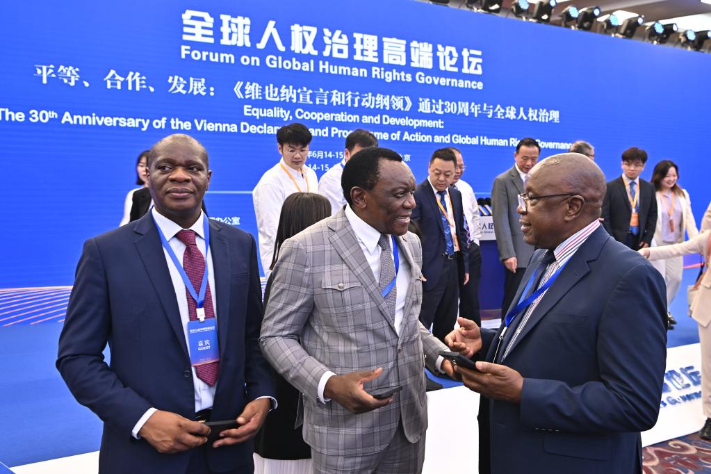 6月14日，與會者在論壇現(xiàn)場交流。新華社記者 李鑫 攝