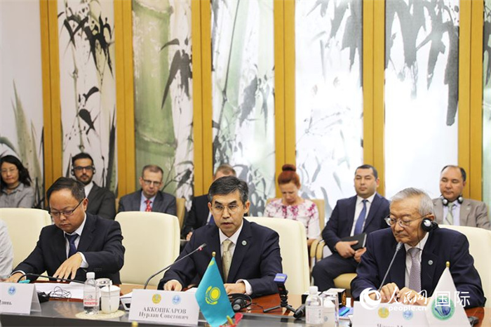哈薩克斯坦常駐上合組織秘書處代表努爾蘭·阿科什卡羅夫介紹哈薩克斯坦接任輪值主席國后的優(yōu)先工作。人民網(wǎng) 俄布拉依攝