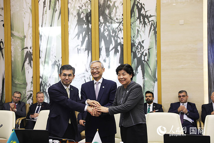 上合組織秘書處、哈駐華使館、上合組織睦鄰友好合作委員會簽署《聯(lián)合行動計劃》。人民網(wǎng) 俄布拉依攝