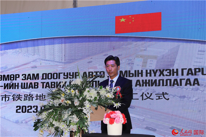 中鐵四局集團(tuán)國(guó)際事業(yè)部執(zhí)行經(jīng)理朱春峰致辭。人民網(wǎng)記者 霍文攝