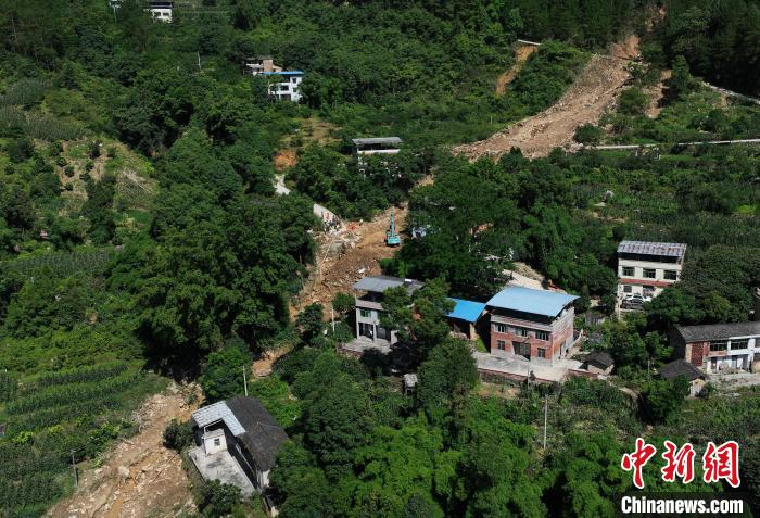 圖為航拍重慶萬州救援現(xiàn)場。　陳超 攝