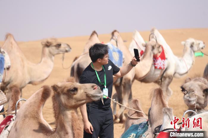 圖為臺(tái)胞體驗(yàn)大美內(nèi)蒙古?！⊥袐I供圖