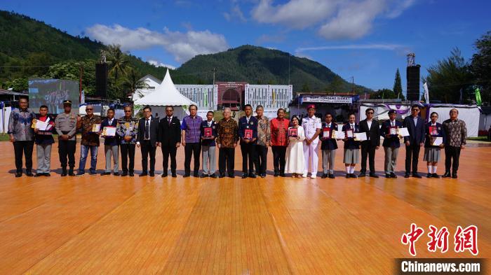 嘉賓為優(yōu)秀畢業(yè)生頒發(fā)榮譽(yù)證書。牛海濤攝