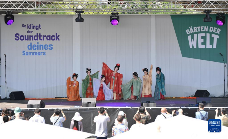 7月8日，在德國柏林世界公園，漢服愛好者進行漢服展示。新華社記者 任鵬飛 攝