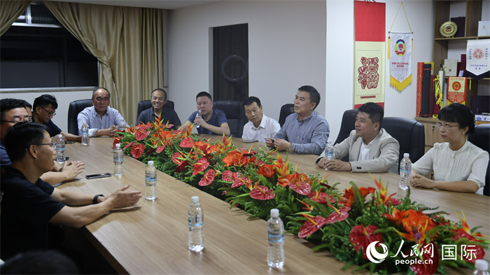 與會(huì)代表進(jìn)行座談交流。（人民網(wǎng)記者  時(shí)元皓攝）