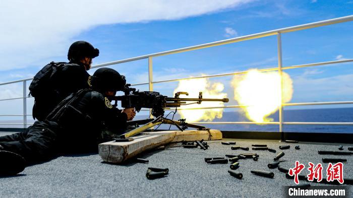 “和平方舟”號(hào)醫(yī)院船在西太平洋海域進(jìn)行反恐反海盜演練。圖為火力組隊(duì)員進(jìn)行警告射擊。　徐巍 攝