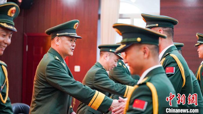 首長為晉銜官兵頒發(fā)任命狀?！堨狭?攝