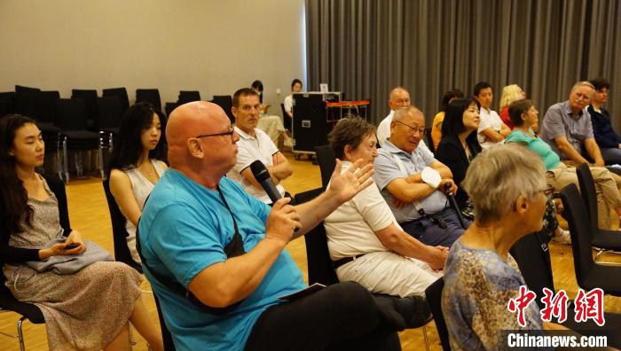 圖為現(xiàn)場(chǎng)觀眾提問?！“亓种袊幕行墓﹫D