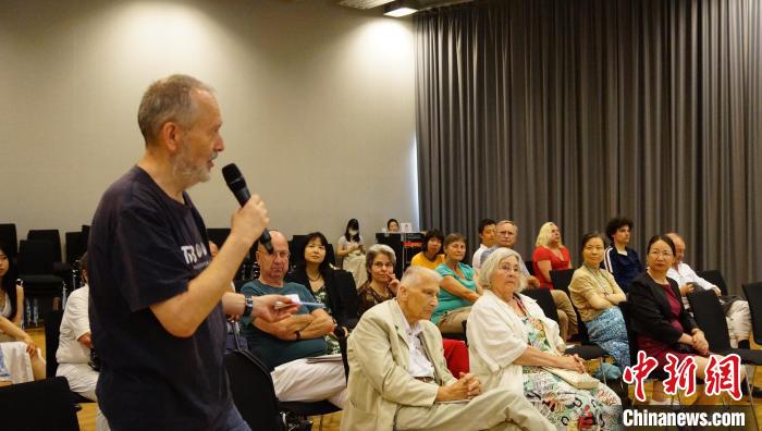 圖為現(xiàn)場(chǎng)觀眾提問?！“亓种袊幕行墓﹫D