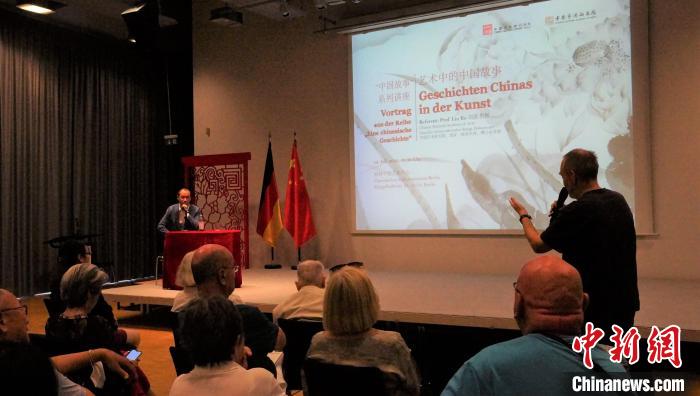 圖為現(xiàn)場(chǎng)觀眾提問?！“亓种袊幕行墓﹫D