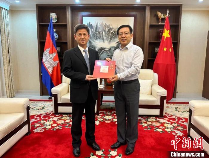 7月12日下午，中國駐柬埔寨大使王文天在金邊會見援柬中醫(yī)醫(yī)療隊?！≈袊v柬埔寨大使館微信公眾號 攝