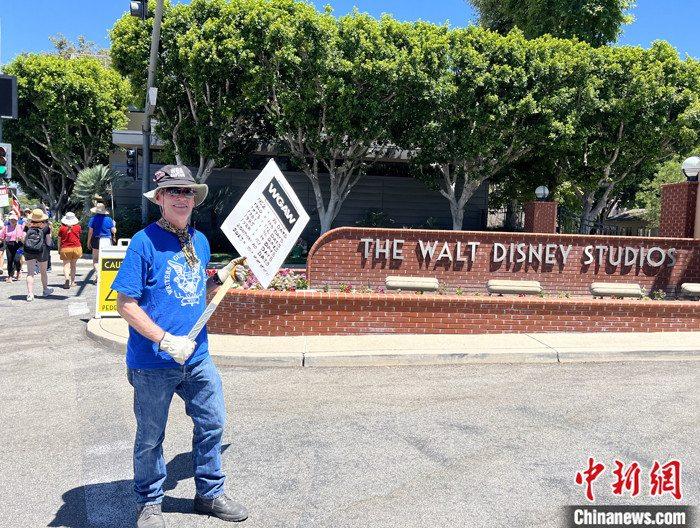 當?shù)貢r間7月14日上午，華納兄弟、迪士尼等美國影視娛樂產(chǎn)業(yè)巨頭總部門前，有成百上千的人高舉“罷工”標語牌游行示威。由于未能與美國電影和電視制片人聯(lián)盟(AMPTP)就新合同達成協(xié)議，擁有約16萬名會員的好萊塢三大工會之一美國影視演員協(xié)會(SAG-AFTRA)發(fā)起罷工，于14日起在洛杉磯和紐約的十余家制片公司外示威游行。 <a target='_blank' href='/'><p  align=