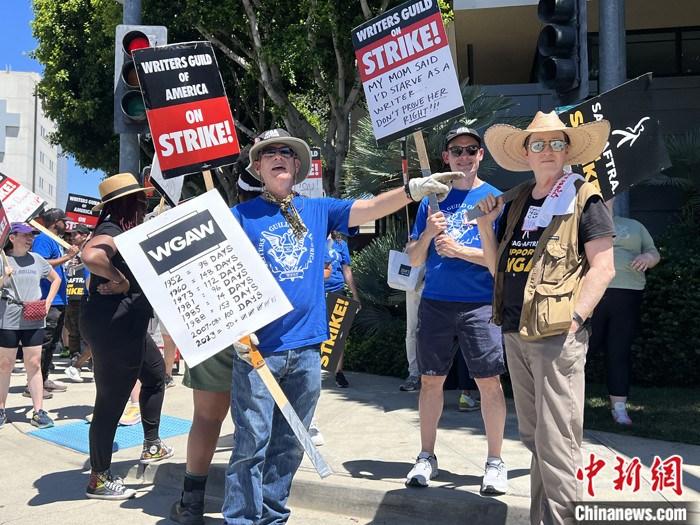 當?shù)貢r間7月14日上午，華納兄弟、迪士尼等美國影視娛樂產(chǎn)業(yè)巨頭總部門前，有成百上千的人高舉“罷工”標語牌游行示威。由于未能與美國電影和電視制片人聯(lián)盟(AMPTP)就新合同達成協(xié)議，擁有約16萬名會員的好萊塢三大工會之一美國影視演員協(xié)會(SAG-AFTRA)發(fā)起罷工，于14日起在洛杉磯和紐約的十余家制片公司外示威游行。 <a target='_blank' href='/'><p  align=