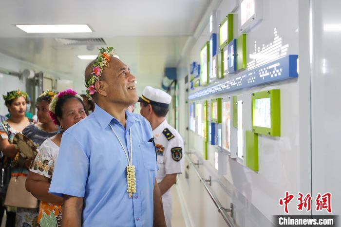 基里巴斯總統(tǒng)等政要參觀海上醫(yī)院?！⌒煳?攝