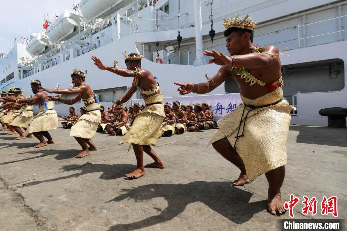 基方民眾表演當(dāng)?shù)靥厣璧?，歡迎“和平方舟”號醫(yī)院船來訪?！⌒煳?攝