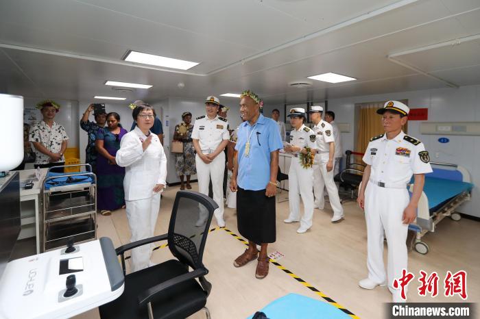 基里巴斯總統(tǒng)等政要參觀海上醫(yī)院?！⌒煳?攝