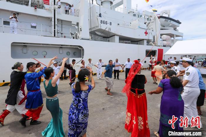 中基雙方人員在碼頭歡迎儀式上歡聚一堂?！⌒煳?攝