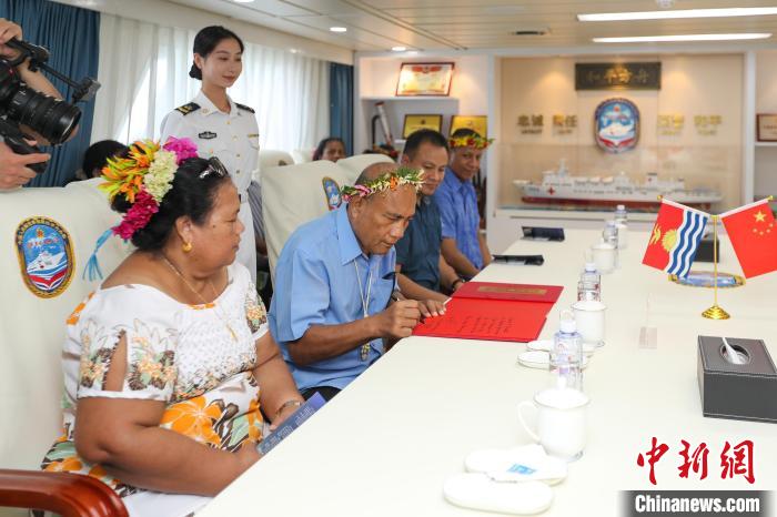 基里巴斯總統(tǒng)塔內(nèi)?！ゑR茂為“和平方舟”醫(yī)院船留言?！⌒煳?攝