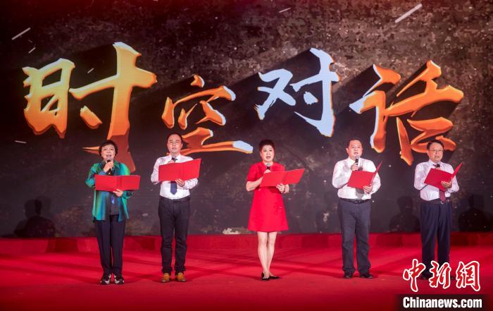 陳曉帆與顏福慶之孫顏志淵、陶行知曾孫陶侃、榮毅仁侄女榮智豐深情朗誦《與統(tǒng)戰(zhàn)先輩的時空對話》?！堦?攝